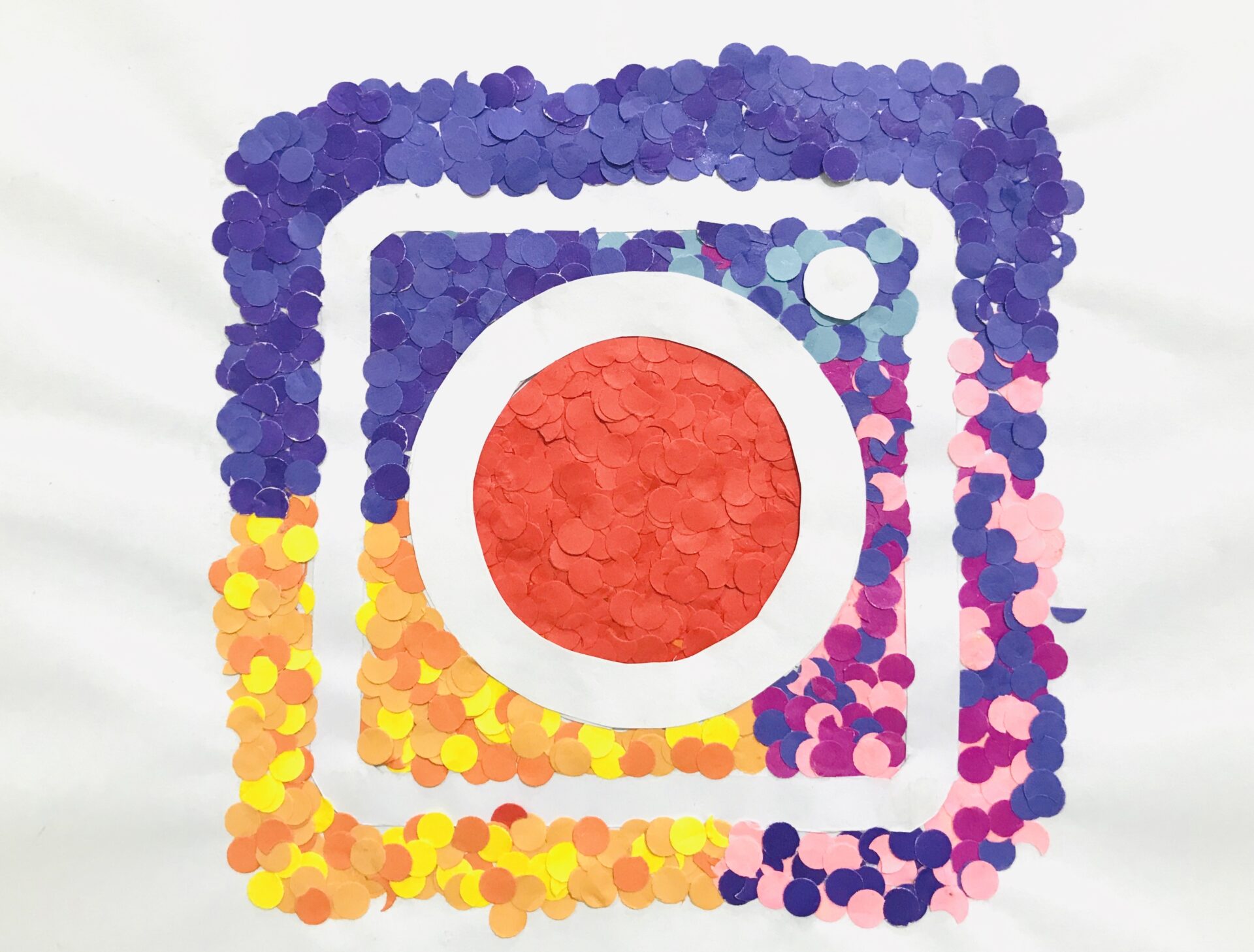 Instagram logo made by thousands of colorful circles 14